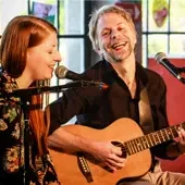 Le duo One More Kiss sur scène, au chant et à la guitare