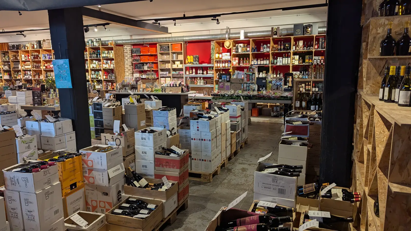 Le Chai N°5 à Saint-Quentin : allée de vins et rayons de spiritueux