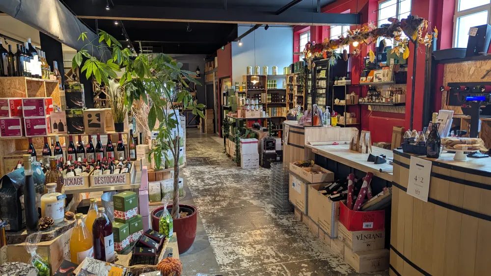 La boutique côté épicerie fine, avec le comptoir et les idées cadeaux