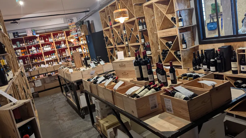 Vins présentés en caisses bois et casiers de la cave