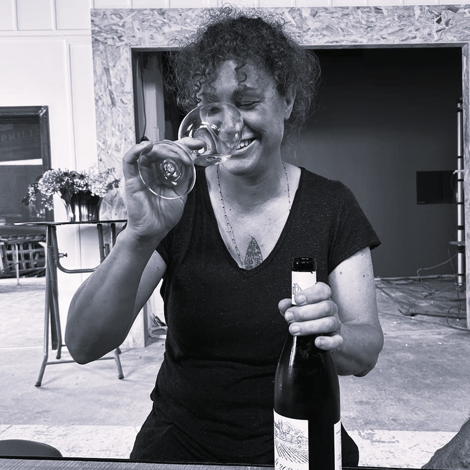 Perrine, caviste de Chai N°5, dans sa cave à Saint-Quentin