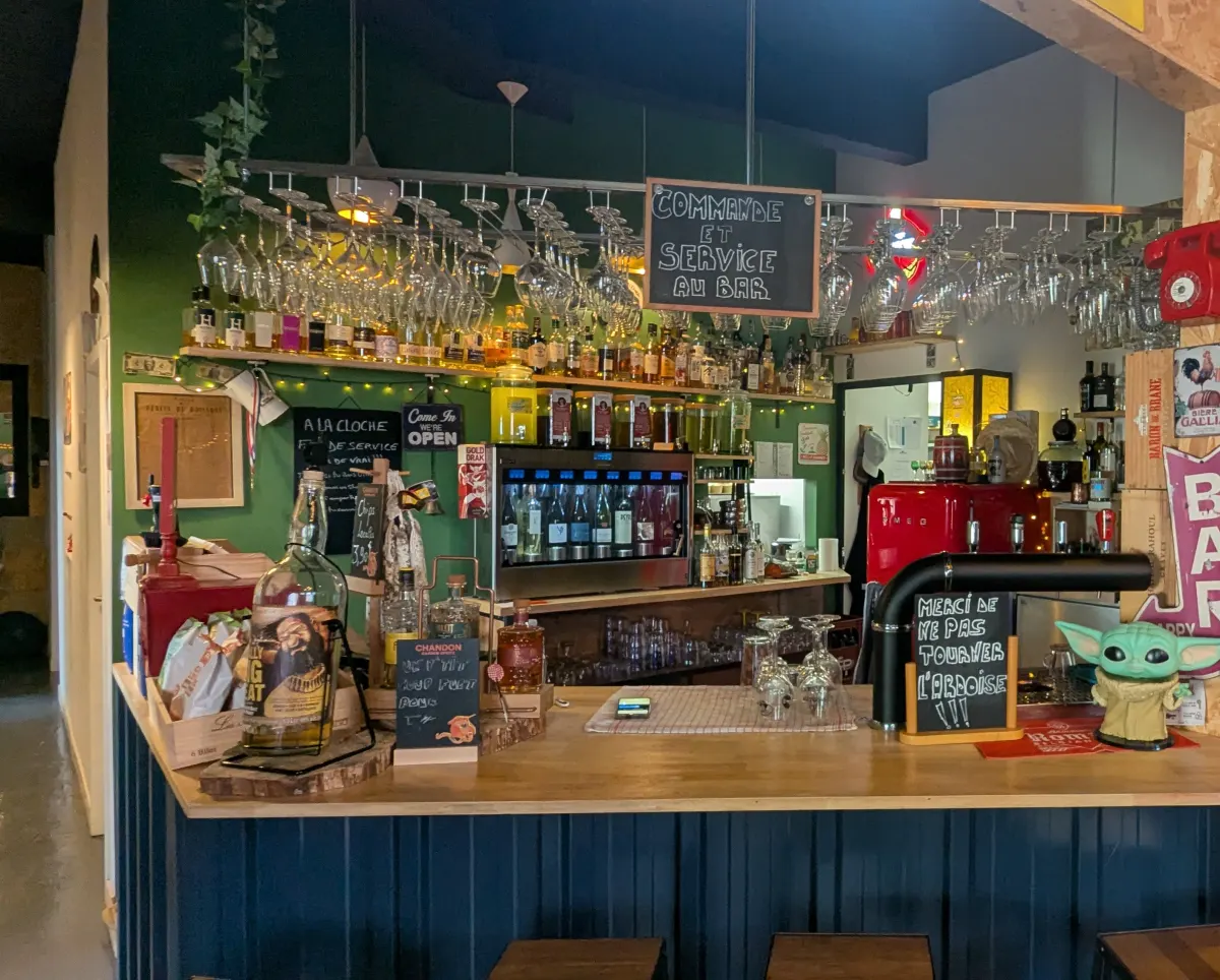 Le comptoir d'Urban Food, avec ses tireuses et ses verres